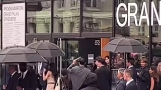 کپشن مهم /منتشر شده از جنی در حال رفتن به یونت Chanel