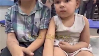 خواهر و بردار یتیم شده که به بیمارستان غزه پناه آورده اند