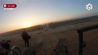 14020715: لحظه عبور رزمندگان گردان قسام از حصار مرزی در آغاز عملیات