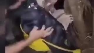 गाजा में उत्पीड़ित बच्चे का आतंक और कांपना