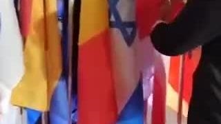 هادی محمدزاده، مربی تیم موی تای ایران، پرچم ایران را از کنار پرچم اسرائیل، جدا کرد:)