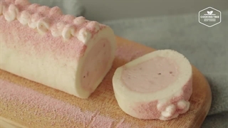 طرز تهیه رول توت فرنگی سفید