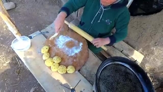 این بار لواشی از سیب زمینی را روی آتش هیزم آماده کردیم. اگر این دستور را امتحان کنید، هم راحت و هم بسیار خوشمزه می شود.