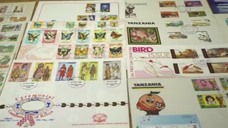 اهداء کلکسیون تمبر به موزه تمبر آستان قدس رضوی توسط یک مسلمان کانادایی