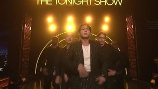 اجرای آهنگ (standing next to you) جونگکوک در برنامه جیمی فالون(tonight show)