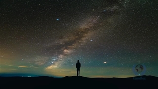 زمان چیست؟ این ویدیو جهان عجیبی را آشکار می کند که در اساسی ترین سطح آن زمان ناپدید می شود