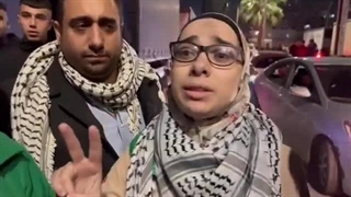 لحظه ای که آزاده فلسطینی، برای فرماندهان مقاومت، بوسه میفرستد =)