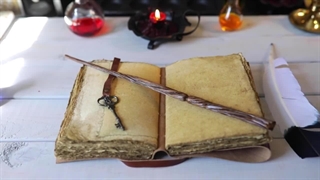 این کتابها شما را به کام مرگ میکشانند | کتابهای نفرین شده و خطرناک