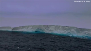 ویدئوی خیره‌کننده از به حرکت درآمدن بزرگترین کوه یخ جهان