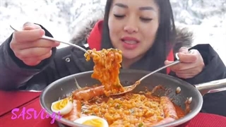 SNOW DAY + CHEESY RICE CAKE + SPICY NOODLES | *LETS EAT | SASVlogs *How to recipe