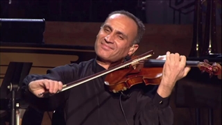 نواختن ویالون در کنسرت یانی