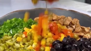 سالاد پاستا با کنسرو سبزیجات مخلوط گیلانی