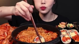 اسمر بوکی _ نودل سبزیجات و سوشی برای سرگرمی