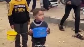 هنگامی که توزیع  اندک غذای موجود تمام شد در حالی که این طفل همچنان منتظر نوبت خود بود.فلسطین و غزه و مقاومت