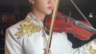 ویولن زدن هائو .........