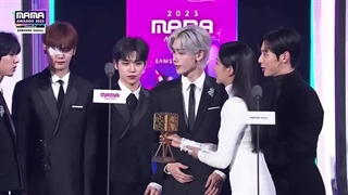 سونگ هانبین زیروبیسوان قراره اهنگی که خودش نوشته رو اجرا کنه!!!!!!!!!!!!!