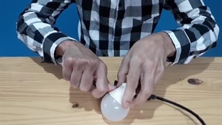 فقط با یک خودکار لامپهای کم مصرف خانه خودتان را تعمیر کنید