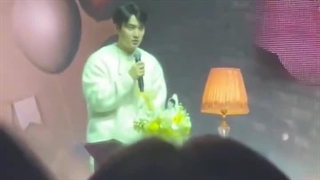 فنکم فوت کردن کیک و همخوانی فن ها در خوندن آهنگ I DO در پارتی تولد دی او