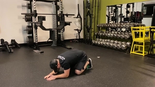 ح️رکت زانو زده، کشیدن و چرخاندن دست‌ها