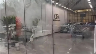 شیشه اسلایدینگ برای نمایشگاه ماشین