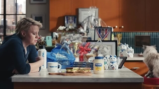 کیت مک‌کینون در تبلیغ سس مایونز هلمن