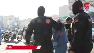 فیلم بازسازی صحنه حمله 2 شرور شمشیر به دست به جوان تهرانی