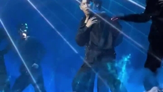 اجرای آهنگ هات فاکینگ گریت تام اونوو در فن کنسرت