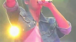 اونوو آهنگ candy sugar pop رو تنهایی اجرا کرد.