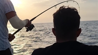 ماهیگیری با قلاب در خلیج فارس و صید هیجان انگیز ماهی بزرگ