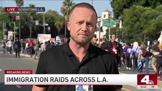 معترضان پس از حملات پلیس مهاجرت و گمرک آمریکا (ICE) در مرکز شهر لس‌آنجلس راهپیمایی کردند.