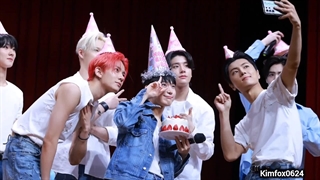 تولد سونو نزدیکه یک هفته به تولدش مونده و امروز انجین براش کیک مصنوعی و کلاه تولد اورده بودن و گروهی عکس گرفتن