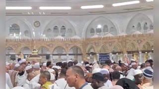 دعا برای ایران از کنار خانه خدا